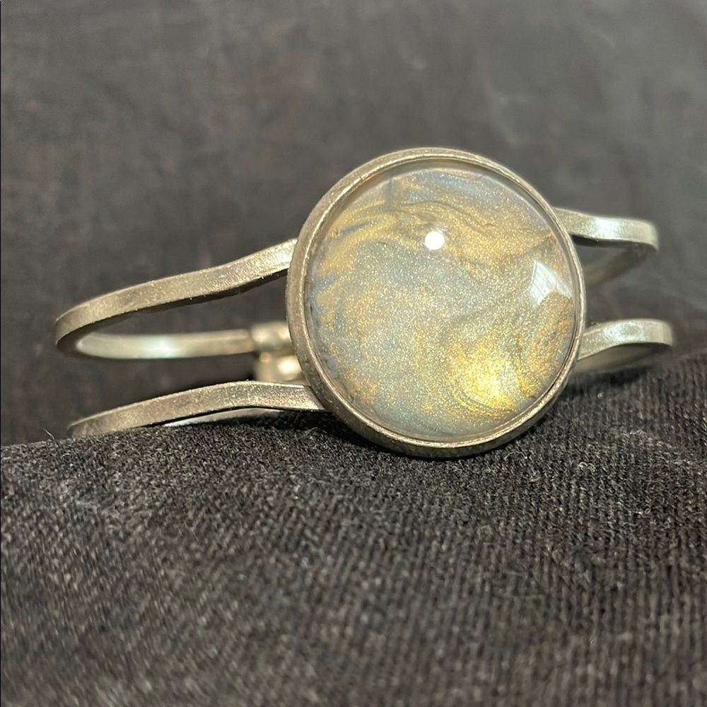 Elegant Silver Bracelet with Iridescent Stone